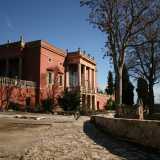 Un guardiano ci accompagna vicino un cancelletto laterale da dove riusciamo a vedere meglio il prospetto dell�edificio, di evidente impianto neoclassico: � di colore rosso, costituito da un colonnato centrale in marmo posto dinnanzi a un�ampia vetrata e da due colonnati simmetrici che incorniciano i loggioni laterali, estesi in spaziose terrazze